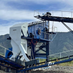 降低破碎現(xiàn)場噪音和粉塵是需要亟待解決的重要問題